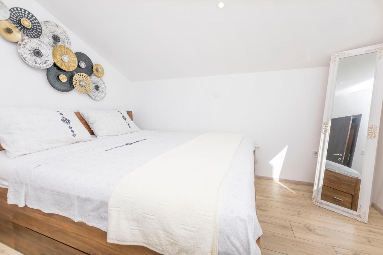 Apartments Visnja Рогозница Екстериор снимка