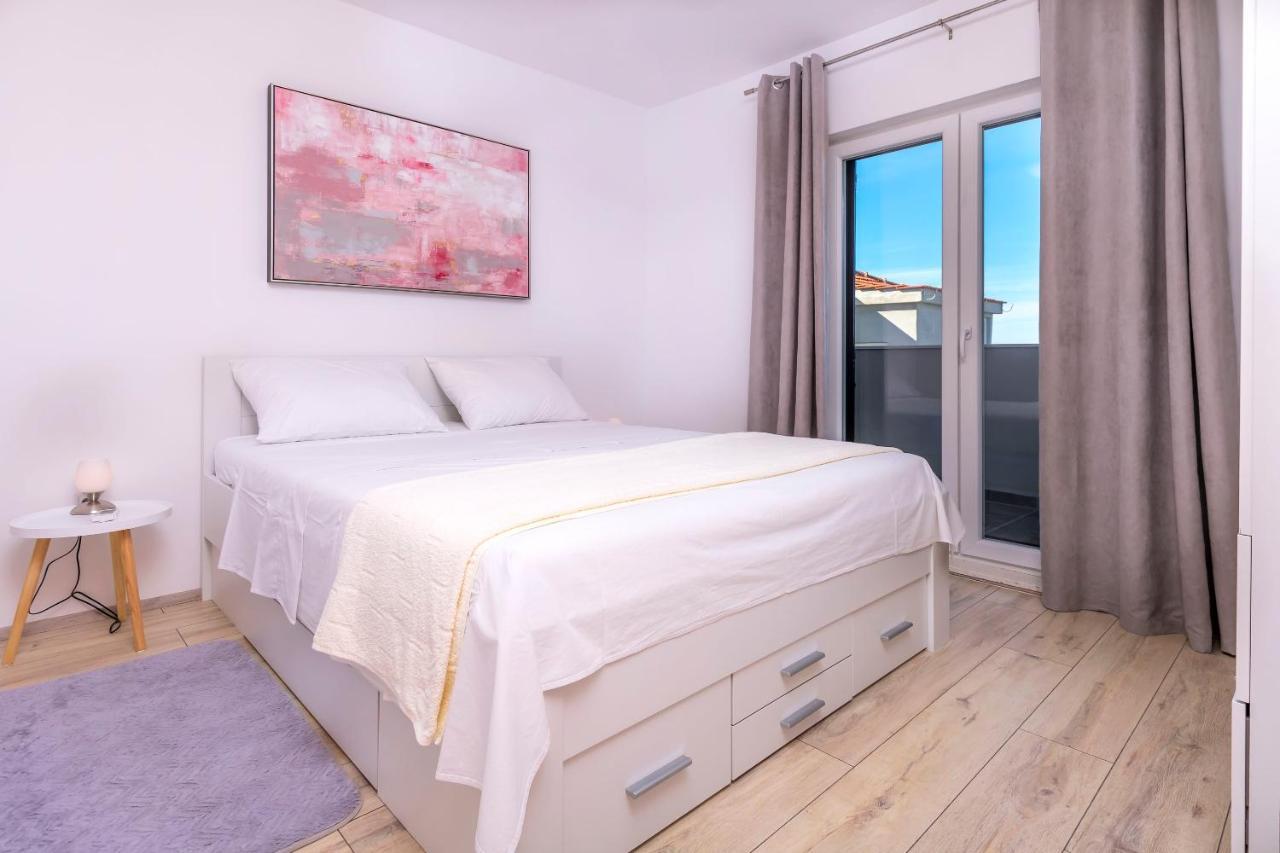 Apartments Visnja Рогозница Екстериор снимка