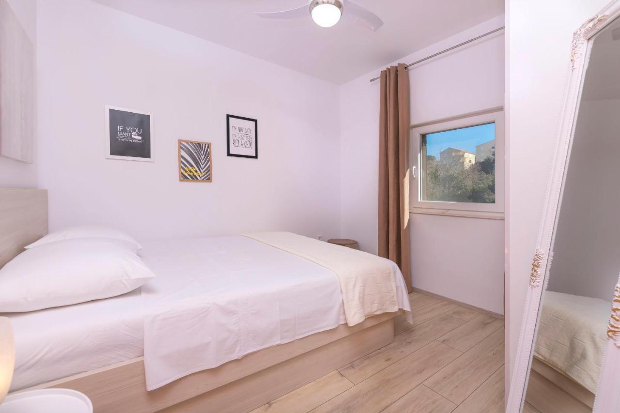 Apartments Visnja Рогозница Екстериор снимка