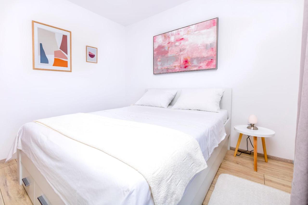 Apartments Visnja Рогозница Екстериор снимка